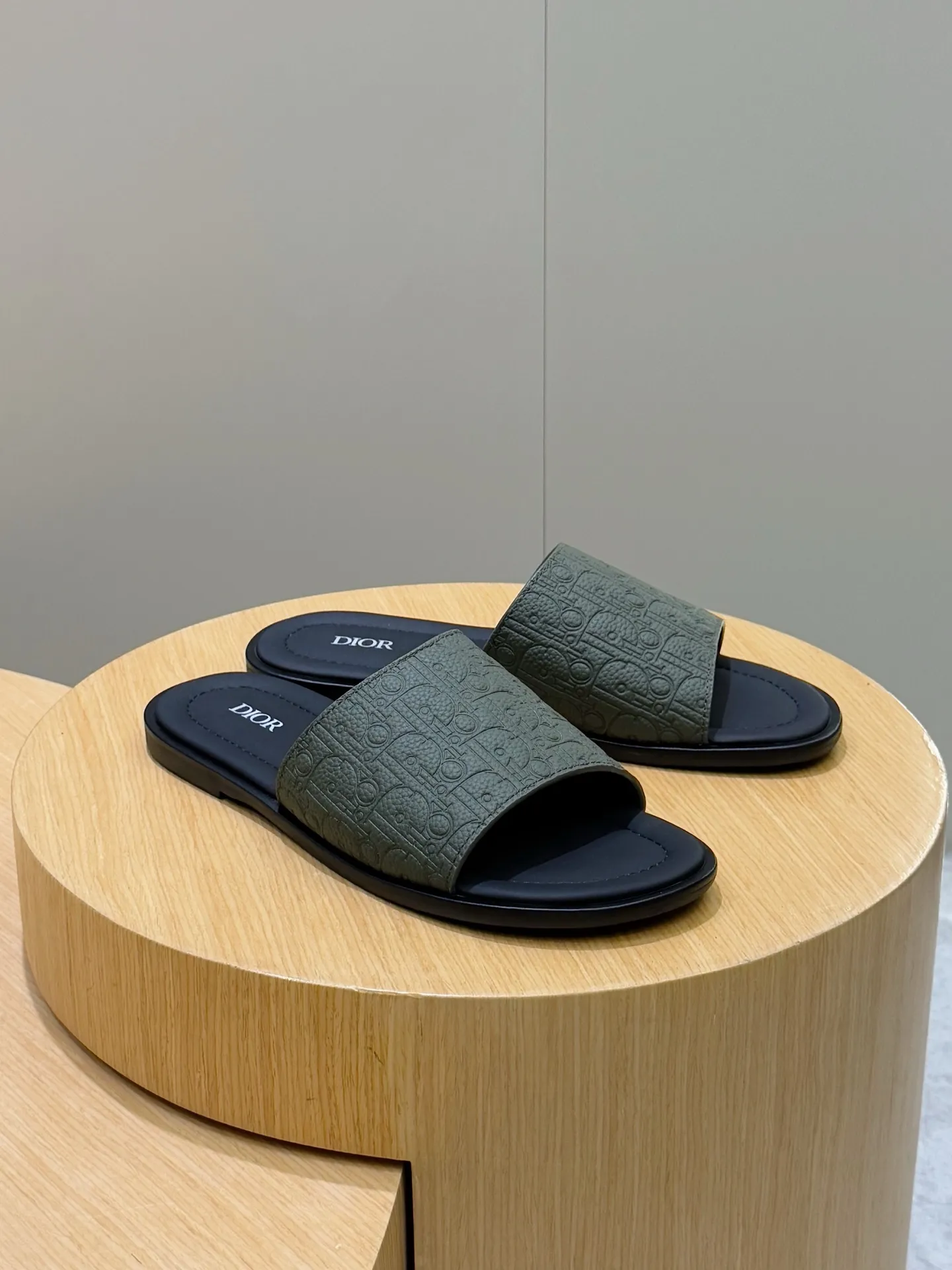 Men's Men's Shoes 💰320 [New Style] 🐝🐝Dior Alias ​​men's leather slippers. This Alias ​​sandal is a new summer product, showing a casual and elegant style. Carefully crafted from grained cow leather and Oblique printed fabric, with cowhide lining! Cross-strap design with metal-clad brass CD Diamond logo. The imported cowhide leather and rubber sole adds sophistication and comfort, while Oblique print-effect anti-slip panels add style. Size: 39-44 (customized at 38.45)